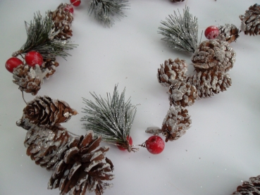 Winter / Weihgnachtsgirlande mit Zapfen und Beeren 1,50Meter