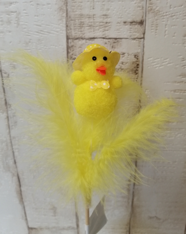 Küken gelb mit Hut und Federn