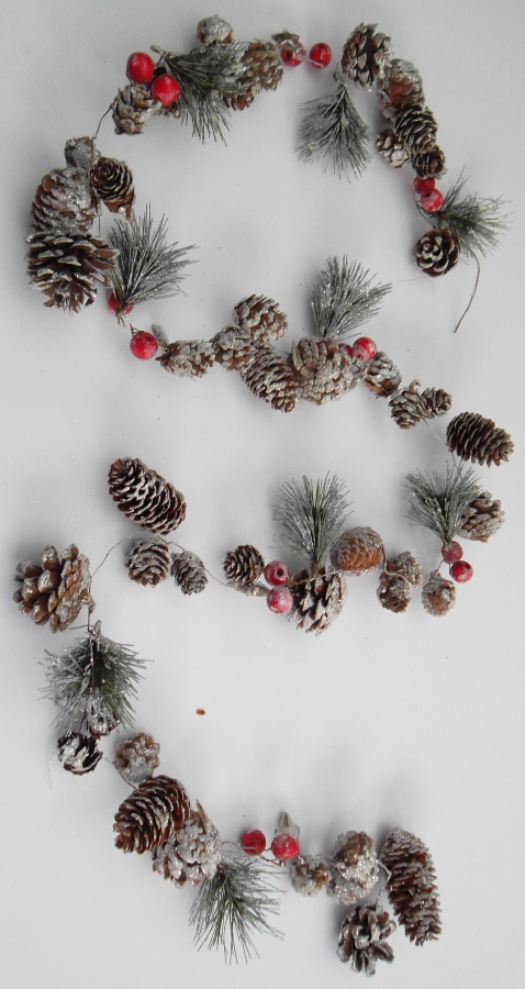 Winter / Weihgnachtsgirlande mit Zapfen und Beeren 1,50Meter