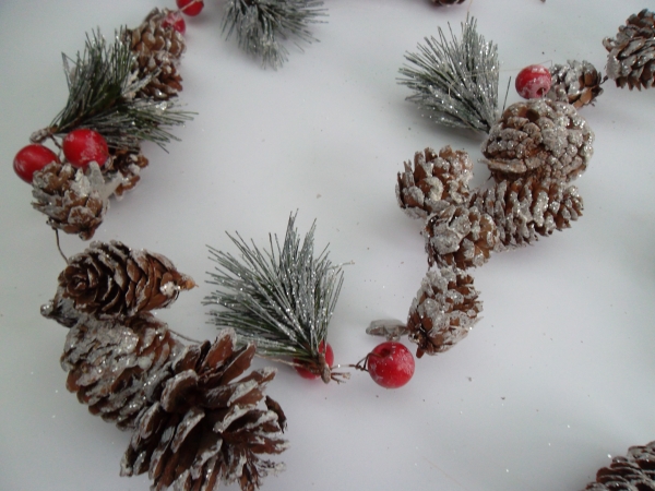 Winter / Weihgnachtsgirlande mit Zapfen und Beeren 1,50Meter