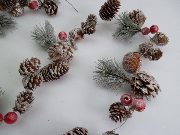 Winter / Weihgnachtsgirlande mit Zapfen und Beeren 1,50Meter