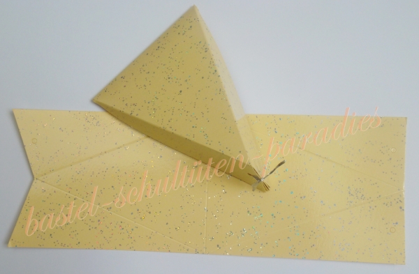 Faltschachtel dreieckig "Diamant" vanille 11cm x 16cm x 6cm